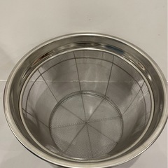 業務用の浅型ステンレス製ざる 2つの画像