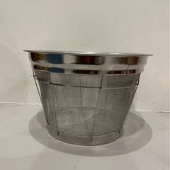 業務用の浅型ステンレス製ざる 2つの画像