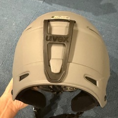 スキーブーツ、ストック、ヘルメットのセットの画像