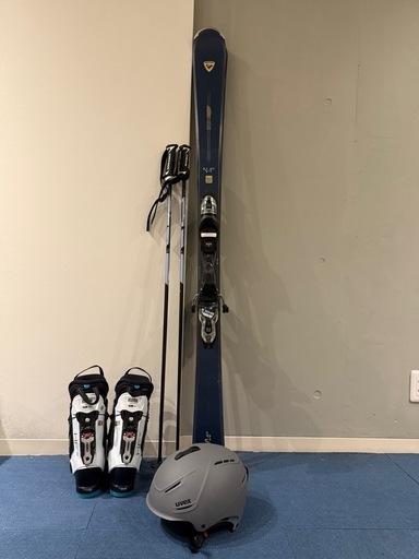 スキーブーツ、ストック、ヘルメットのセット