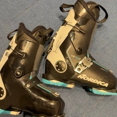 スキーブーツ、ストック、ヘルメットのセットの画像