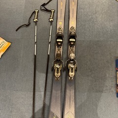 スキーブーツ、ストック、ヘルメットのセットの画像