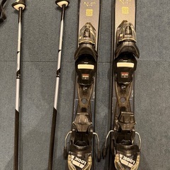 スキーブーツ、ストック、ヘルメットのセットの画像