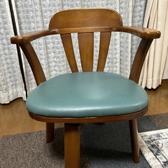 ダイニングチェア4つセット　回転式の画像