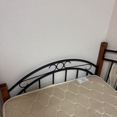 シングルベッドフレーム、マットレスの画像