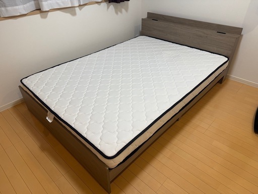 ラシク　ダブルベッド　フレームとマットレス
