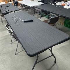  木目調折りたたみガーデンテーブル ダークブラウン 幅181ｘ奥行75.5ｘ高さ73cm 幅180cm テラス ガーデン アウトドア 大人数 庭 おしゃれ 軽量 木目調天板 金属フレーム 安全ストッパー付 コンパクト収納の画像