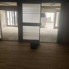 一戸建て古民家。コンクリ土間から新設した無垢材の広間があります。...