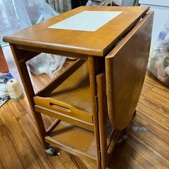 サイズが変わる1人用テーブル⭐️椅子付きの画像