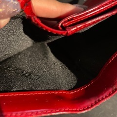 小銭入れが破れた財布の画像