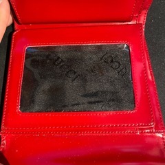 小銭入れが破れた財布の画像