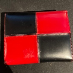 小銭入れが破れた財布の画像