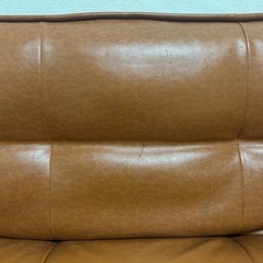 オレンジブラウンソファーの画像