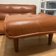 オレンジブラウンソファーの画像