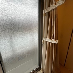 【美品／アイリスオーヤマ】窓枠物干し 2段｜工具不要・高さ＆幅調整可｜室内干しに便利の画像