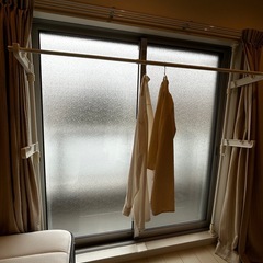 【美品／アイリスオーヤマ】窓枠物干し 2段｜工具不要・高さ＆幅調整可｜室内干しに便利の画像