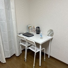 テーブルと椅子2セットの画像