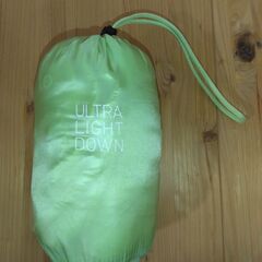 ダウンジャケット　ユニクロ　ウルトラライトダウン　グリーンの画像