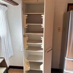 冷蔵庫と洗濯機と棚の画像