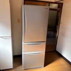 冷蔵庫と洗濯機と棚の画像