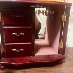 お問い合わせ殺到中！！早めに取引できる方優先です！高級感のあるアクセサリー入れ　オルゴール付き！ご自宅まで配達不要の場合は4000円です！の画像