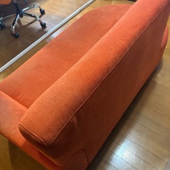 ソファ　オレンジ色の画像