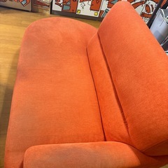 ソファ　オレンジ色の画像