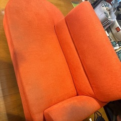 ソファ　オレンジ色の画像