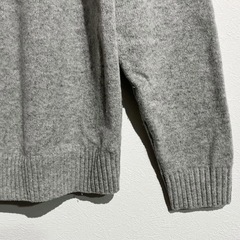 【UNIQLO】ニットセーター ライトグレー 毛100% フワフワの画像