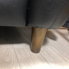黒のソファーの画像