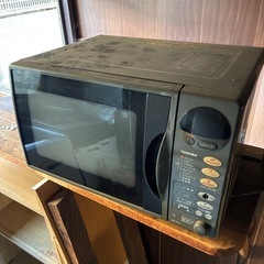 家電ゴミ一式と家具の画像