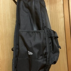 NEWERAブラックバックパックの画像