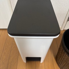 ゴミ箱2個の画像