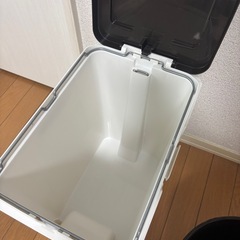 ゴミ箱2個の画像
