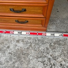 ガラス棚付きタンスの画像