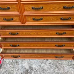 ガラス棚付きタンスの画像