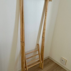 おしゃれな木の洋服ラックの画像