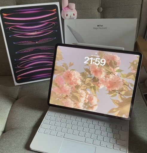 【美品】12.9インチ iPad Pro（第6世代・Wi-Fi 128GB／シルバー）です。 Apple Pencil（第2世代）と 12.9インチ用 Magic Keyboard（iPad Pro 第6世代対応）