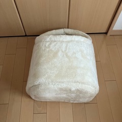 差し上げます　犬猫ベッドと食器の画像