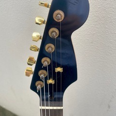 スケルトンピックガードのエレキギター、おまけのアンプ付きの画像