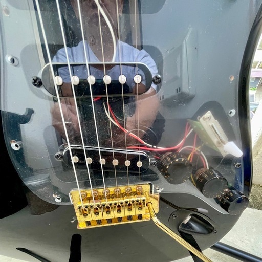 スケルトンピックガードのエレキギター、おまけのアンプ付き