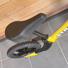 ストライダー　黄色
の画像