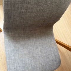 テーブルとセットの椅子4脚の画像