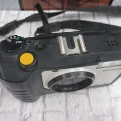 RICOH G700 デジカメ 2010年製 中古品 シャッター・フラッシュのみ通電確認済み 現状品 ジャンク品扱い 本体べとつき有り 画面ホコリ・曇り有 バッテリx２/充電 【ハンズクラフト宜野湾店】の画像