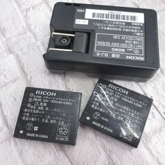 RICOH G700 デジカメ 2010年製 中古品 シャッター・フラッシュのみ通電確認済み 現状品 ジャンク品扱い 本体べとつき有り 画面ホコリ・曇り有 バッテリx２/充電 【ハンズクラフト宜野湾店】の画像