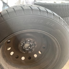 ほぼ新品ホイール付き日本製スタッドレスタイヤの画像