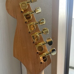 スケルトンピックガードのエレキギター、おまけのアンプ付きの画像