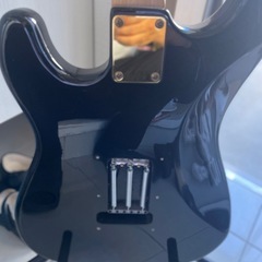 スケルトンピックガードのエレキギター、おまけのアンプ付きの画像