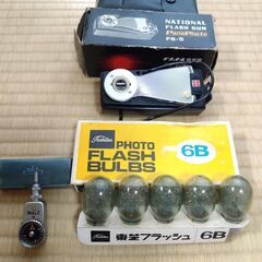 旧式カメラEOS1000QD レンズ2個付　脚立　ワルツタイマー　フラッシュガン＋電球　差し上げますの画像