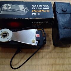 旧式カメラEOS1000QD レンズ2個付　脚立　ワルツタイマー　フラッシュガン＋電球　差し上げますの画像